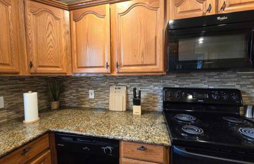 4 bedroom pet friendly grill under 5 min to airport and Choctaw Casino - Foto 33