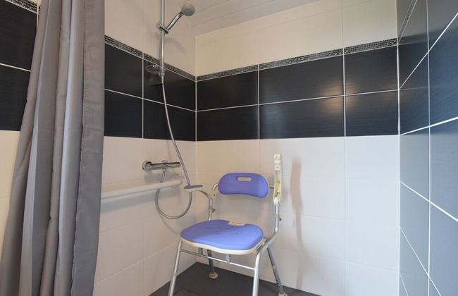 Superb Villa With a Large Garden - Photo 17