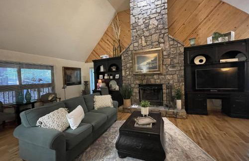 C19, One bedroom luxury, log-sided Couple's Cottage with private hot tub and unique extras cottage - Foto 4