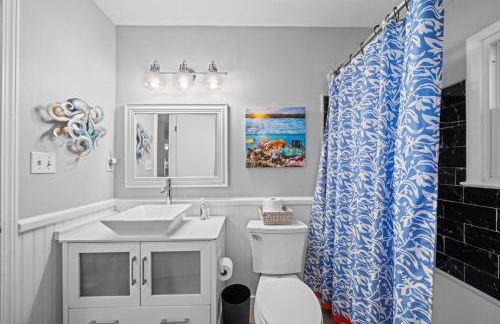 3BR Overland Park Home with Patio and Waterfall Pond - Foto 16