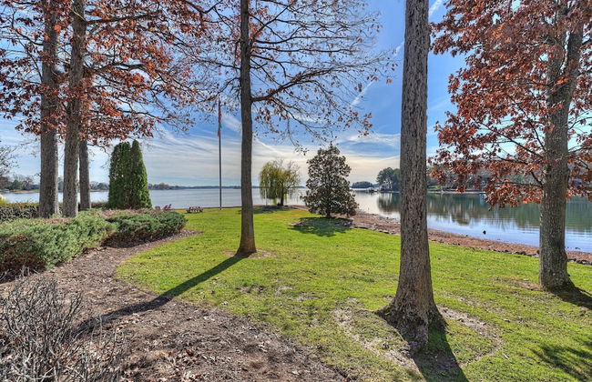 Bear Creek Lodge by Avantstay Lakefront + Dock - Photo 38