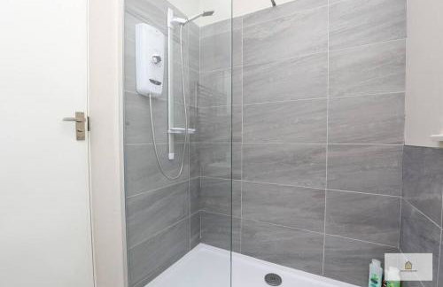 Modern 4-Bedroom 2-Bathroom with Off Road Parking in Great Sankey by Amazing Spaces Relocations Ltd - Foto 12