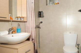 Maria's Airport Apartment, 4' metro, 10' airport, 15' beach, 40' city center - Foto 8