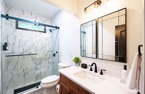 Spacious 6 Bedroom Home with a Heated Salt Water Pool, Theater & Game Room - Foto 44