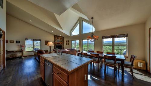 Mountain Bliss 3 BR Retreat With Views and Hot Tub - Foto 2