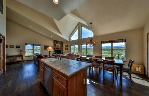 Mountain Bliss 3 BR Retreat With Views and Hot Tub - Foto 2