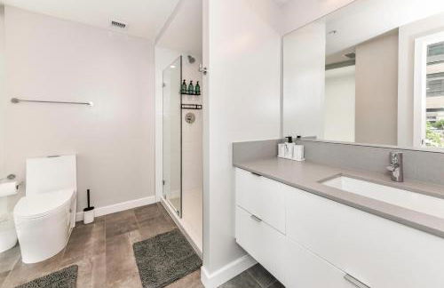 Posh 2BR Retreat Gym, Prkng and Scenic Rooftop - Photo 19