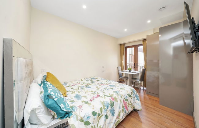 Hotel Apartment in Ilford - Photo 2