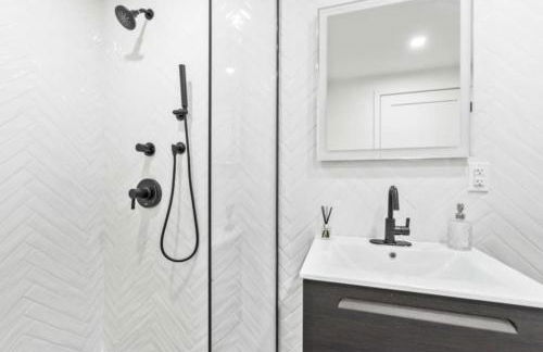 Luxe Studio with Charming Juliet Balcony - Foto 18