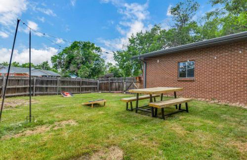 4BD Near DT | Hot Tub, Pingpong & Backyard Fun - Foto 28