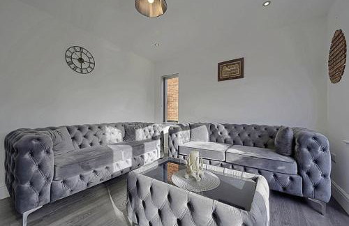 Comfortable 3-Bed Home - Driveway Parking - Foto 18