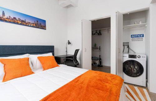 Artistic Loft Rooftop Uptown Montrose Beach GymWFH - Photo 2