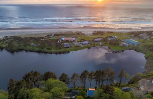 Walk to Winema Road Beach Home with Hot Tub! - Foto 28