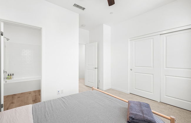 Chic Modern Retreat With Stunning Views - Photo 19