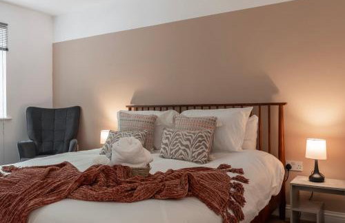 Stylish 5Bedroom Getaway in Quiet Mildenhall Area - Photo 10