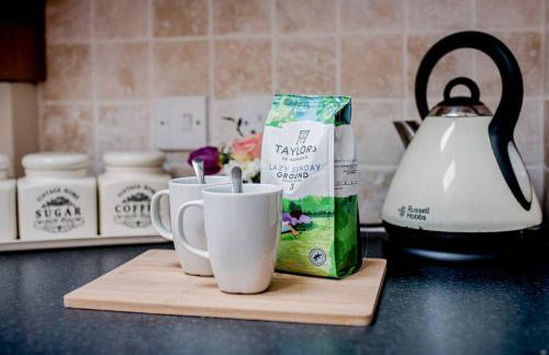 Sleeps 5 - 3 Bedrooms - walk to the square hosted Happy Valley cast - Foto 14