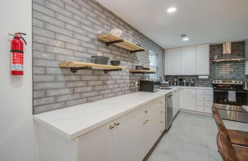 4-BD Mid-Modern Century with Firepit & Playground - Foto 14