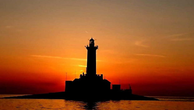 Entardecer e o farol Porer