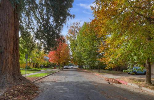 New Tudor Cottage one block from Chico State and downtown with private garage - Foto 20