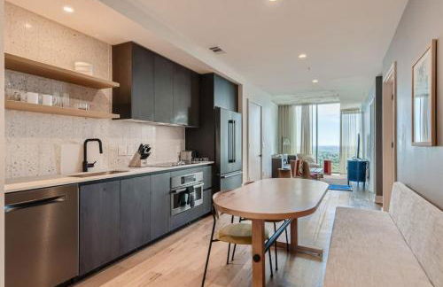 Luxury 1BR with Views, Rooftop Pool and Walk To Rainey St. - Foto 6
