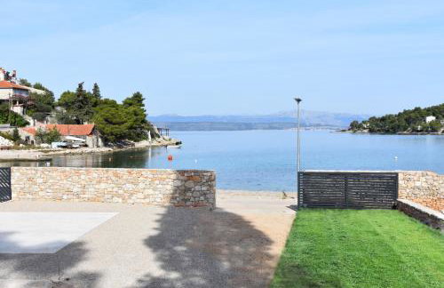 EST Villa DIOCLETIAN on Solta - luxurious villa, beachfront, private pool, outdoor BBQ, large terrace and garden, free parking - Wonderful privacy - Foto 23