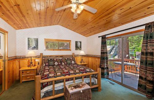 Teakwood Cozy Wood Cabin with Fireplace - Photo 35