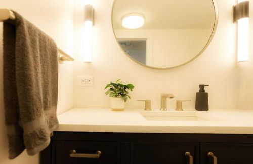 Above The Roots - Sophisticated 1BD Retreat - Photo 23