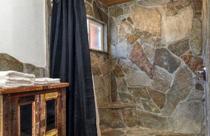 Pinetree Place by Avantstay Group Cabin w/ Hot Tub Minutes to the Lake - Photo 46