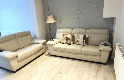 4 Bed House-Garden-Parking-15 min Elizabeth Line - Foto 1