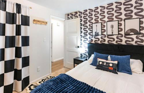 Stylish House with Hot Tub, Fire Pit Pool table near Denver - Photo 13