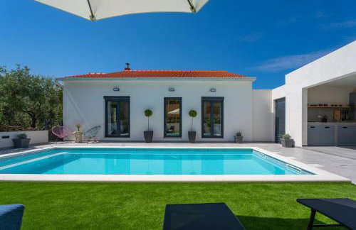 Apartment Gironi with Pool, Jacuzzi - Photo 4