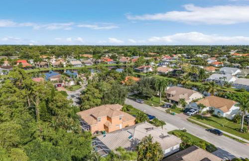 Spacious 3 Bed 3 Bath Pool Home in Naples - Photo 28
