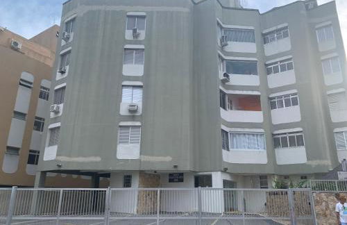 Apartamento Praia das Astúrias, 2 minutos de caminhada para praia, piscina, garagem demarcada, cama Queen - Foto 40