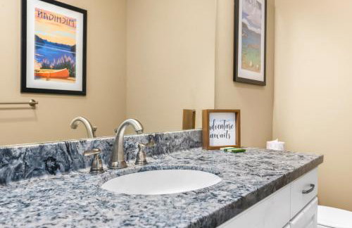 Golf in Luxury - 4BDR Home on Agaming Golf Course - by Torch Lake - Foto 25