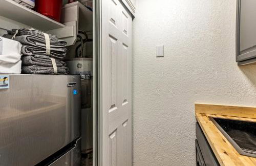 Cozy stay for 2, 5 Min Drive to Base, Full Kitchen, Shared Hot Tub & Pool, Restaurants Nearby! - Photo 11