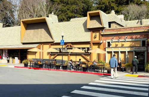 Luxe Treehouse Apt•Walk to Town•King Bed•Sleeps 4 - Foto 27