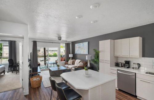 Deluxe 1BR 1BA Pool, Gym, Htub, Pkg - Foto 16