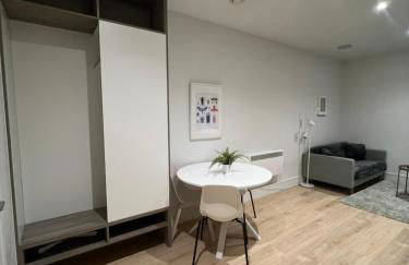 Voyager Haus Apartments, EV Charging Stations, London Heathrow Airport, LHR, Terminal 4, RE-Energise & GO - Foto 7