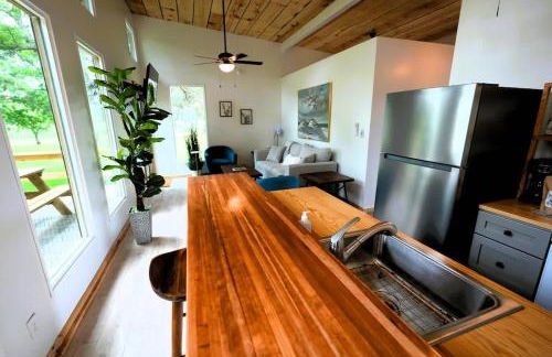 Luxe 2BR Cabin with Deck and Creek View - Working Farm - Foto 11