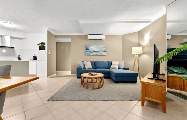 Reef Apartment Cairns - 4 Pools Resort BBQ - Photo 8