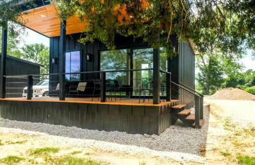 Tranquil Tiny Home Resort with Heated Pool & Goats near Houston, Hempstead Texas - Foto 52