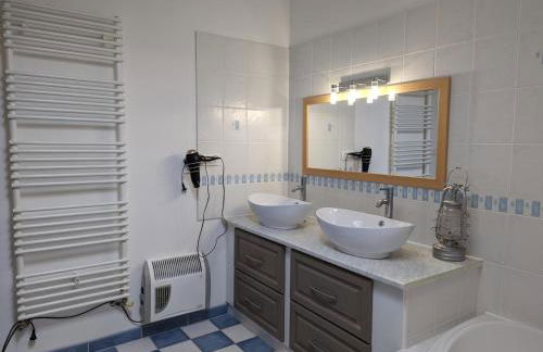 Maison avec Piscine Privative, Jardin, Billard et Proche des Plus Beaux Villages de France - FR-1-653-243 - Foto 3