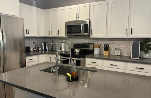 Modern Near Downtown Hospitals Greenville Stay - Foto 6