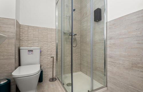 Stylish Innsworth home with garden & parking - Photo 21