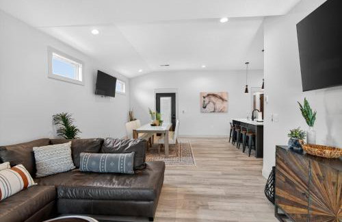 Plush & Roomy - Perfect for All Ages near KU & KC - Photo 7