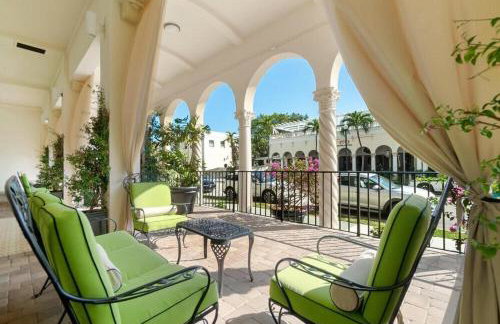 King Bed Mermaid suite - heart of Palm Beach, free parking included - Photo 16