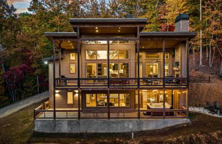 Honeysuckle Chalet - Luxe Mountain Chalet - Hot Tub, Wi-Fi, Pool Table, Party Deck, Fire Pit - 15 mins to Blue Ridge! - Foto 1