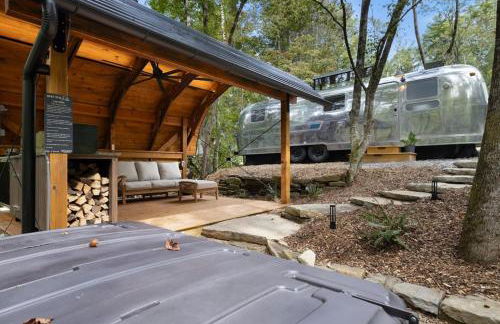 Luxury Airstream w hot tub, king bed, & grill - Foto 11