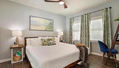 Steps to Beach & Downtown! Cozy Beach Bungalow #3 - Photo 3