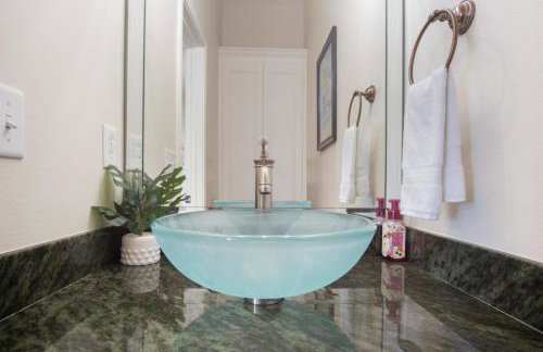 Beach Front Cottage with Beautiful Ocean Views! - Foto 15